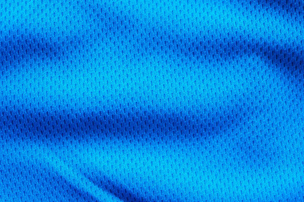 ผ้าสีฟ้าเสื้อผ้ากีฬาเสื้อฟุตบอลที่มีพื้นหลังเนื้อตาข่ายอากาศ - baseball uniform ภาพสต็อก ภาพถ่ายและรูปภาพปลอดค่าลิขสิทธิ์