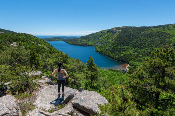 donna che si gode la vista di jordan pond nel parco nazionale di acadia, maine - parco nazionale acadia foto e immagini stock