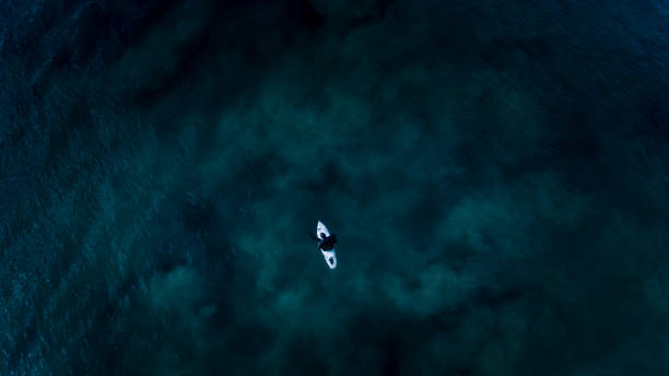 surfista no oceano escuro, perspectiva aérea - wave salt surf sea - fotografias e filmes do acervo