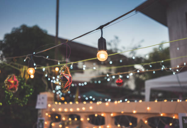 decoração de lâmpada no jardim. - porch light - fotografias e filmes do acervo