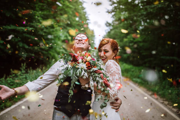 célébration de leur mariage avec style - just married photos et images de collection