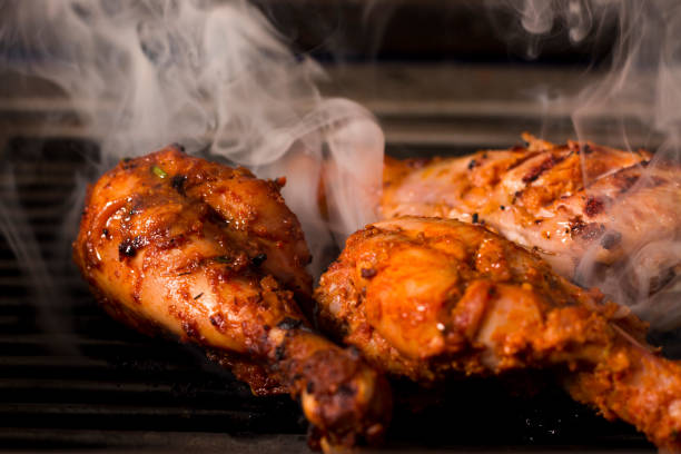 geräucherte und würzigen tandoori hähnchen grillen mit rauch - rotisserie chicken meat dinner stock-fotos und bilder