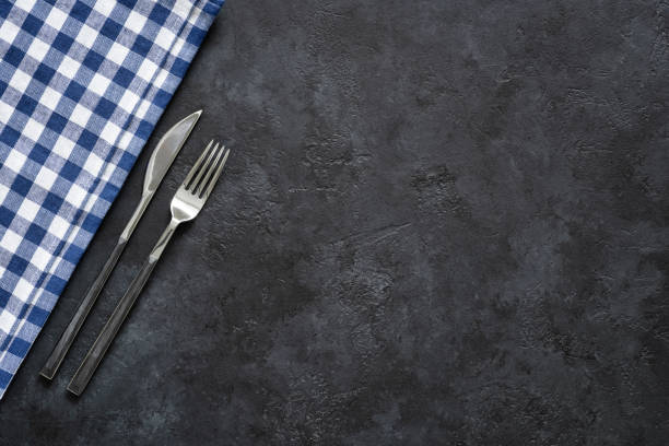 ajuste de la tabla con platería y textiles en concreto negro - silverware fork place setting napkin fotografías e imágenes de stock