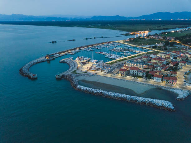 il fiume arno sfocia nel mare - marina di pisa foto e immagini stock