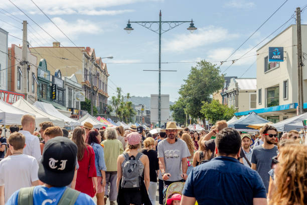 szczęśliwe tłumy zapoznają się ze straganami na tętniącym życiem festiwalu newtown. - wellington new zealand zdjęcia i obrazy z banku zdjęć