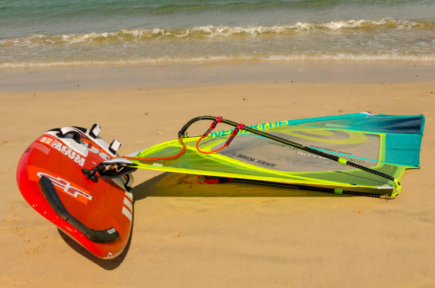 tavola da windsurf sdraiata sulla spiaggia di sotavento - light sea low tide fuerteventura foto e immagini stock