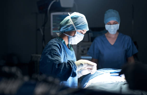 Dedication is what drives them to do their best Shot of surgeons performing surgery in an operating theatre surgeon photos stock pictures, royalty-free photos & images