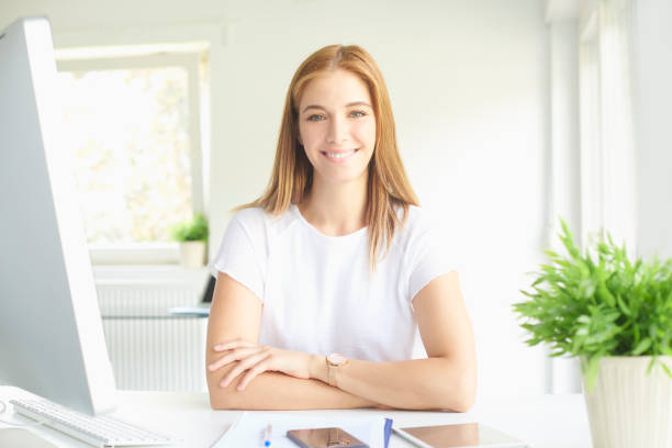 ritratto di giovane imprenditrice sorridente - multi tasking efficiency financial advisor business foto e immagini stock