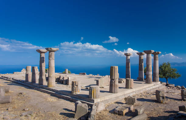 rovine del tempio di atena ad assos, canakkale, turchia - ayvacık foto e immagini stock