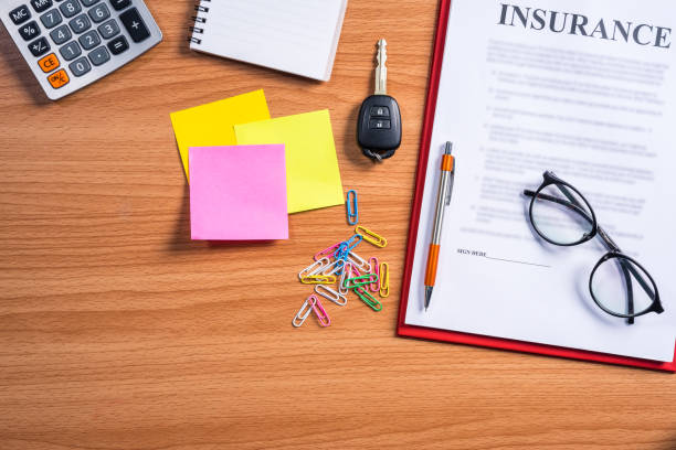 concepto de mesa de trabajo seguros coche. llave de control remoto de coche, calculadora, notas adhesivas y contrato de seguro en el escritorio. - insurance car insurance agent auto accidents fotografías e imágenes de stock