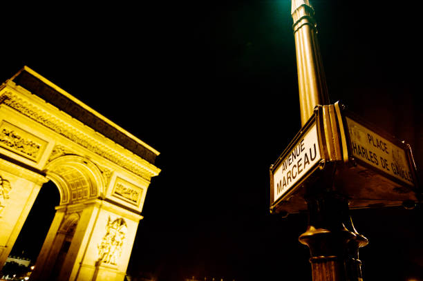 charles de gaulle & avenue marceau street sign by the arc de triomphe, parigi - francia di notte - paris france night charles de gaulle arc de triomphe foto e immagini stock