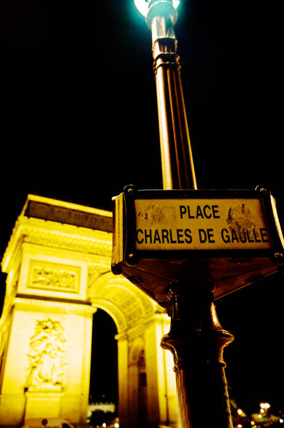 шарль де голль-стрит знак триумфальной арки, париж - франция ночью - paris france night charles de gaulle arc de triomphe стоковые фото и изображения