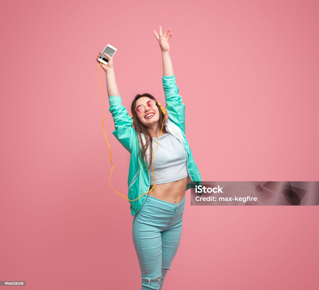 Femme jeune joyeuse avec smartphone - Photo de Femmes libre de droits