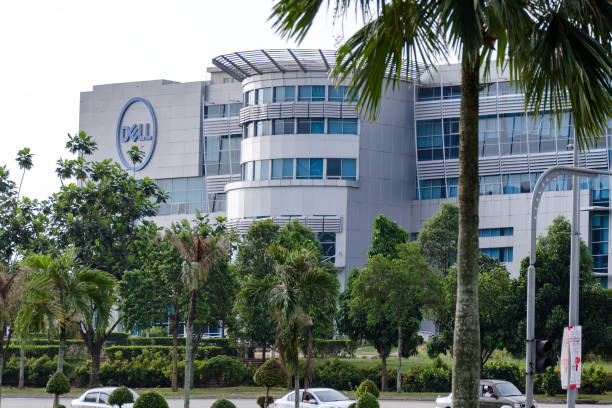 vista esterna dell'edificio per uffici dell technologies, su strada con palme e alberi verdi. - selangor state foto e immagini stock