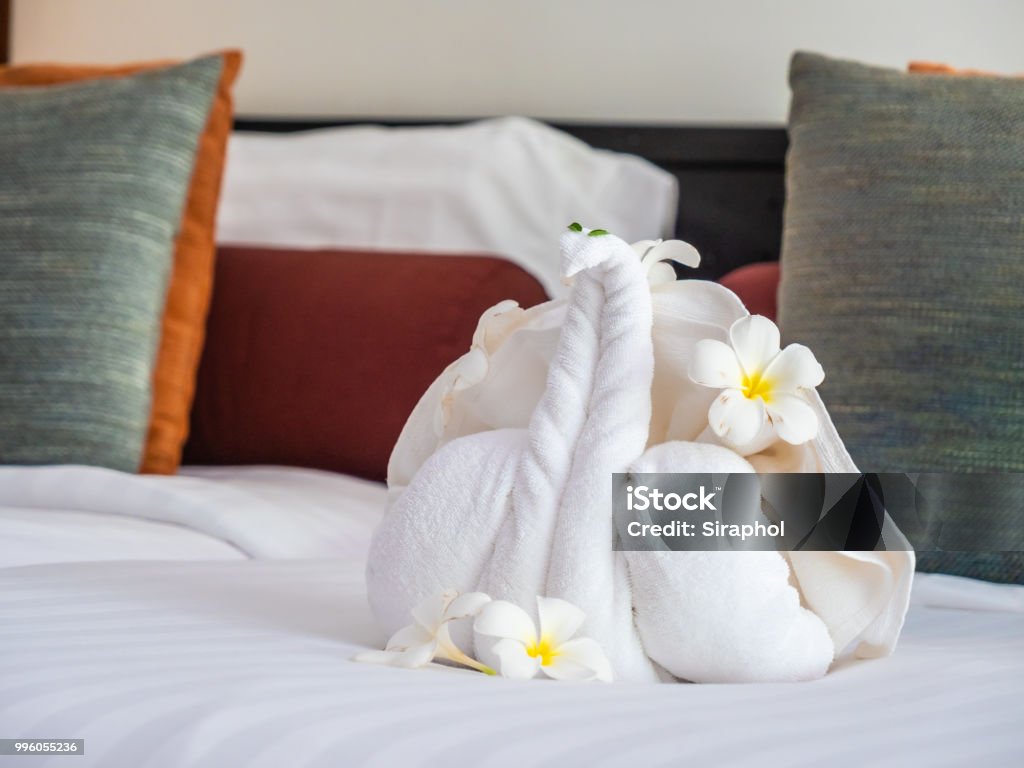 Verniel Vallen langzaam Witte Olifant Handdoek En Comfortabel Kussen Op Het Bed In Hotel Slaapkamer  Interieur Decoratie Stockfoto en meer beelden van Handdoek - iStock