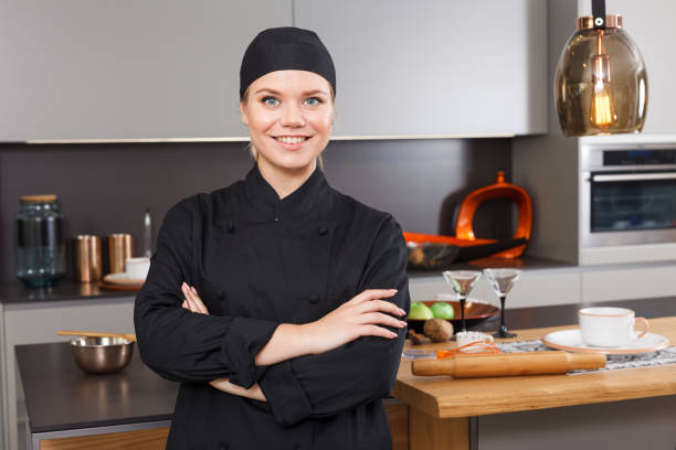 chef mujer seguro - soldado raso fotografías e imágenes de stock