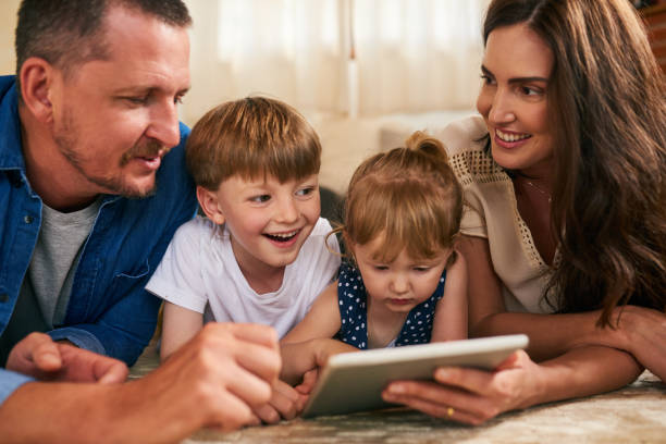 istock Incorporating technology into family time 996101610