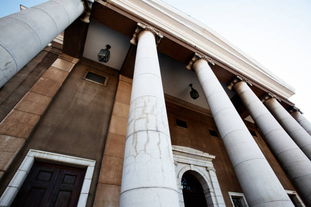столпы здания суда, представляющие закон - finance ionic support justice стоковые фото и изображения