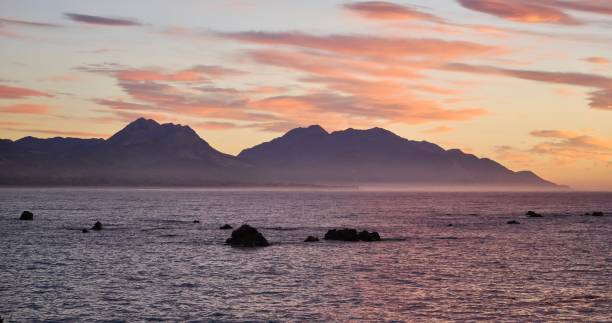 sonnenaufgang in kaikoura, neuseeland - marlborough region sunrise new zealand sea stock-fotos und bilder