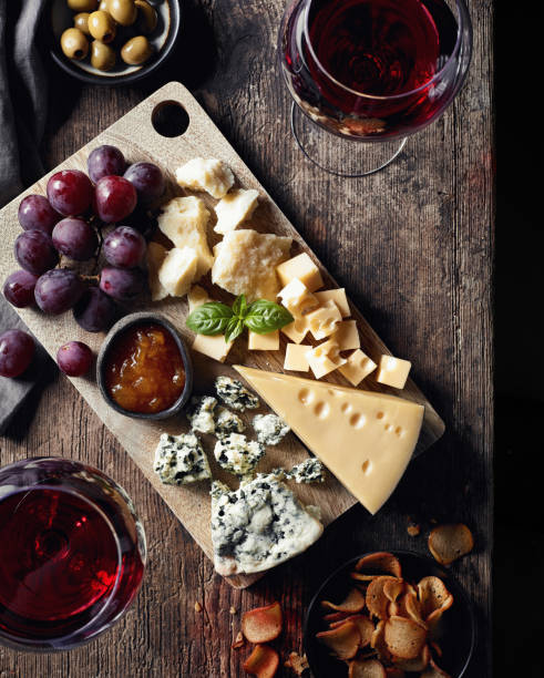 piatto di formaggio e vino rosso - cheese wine food parmesan cheese foto e immagini stock