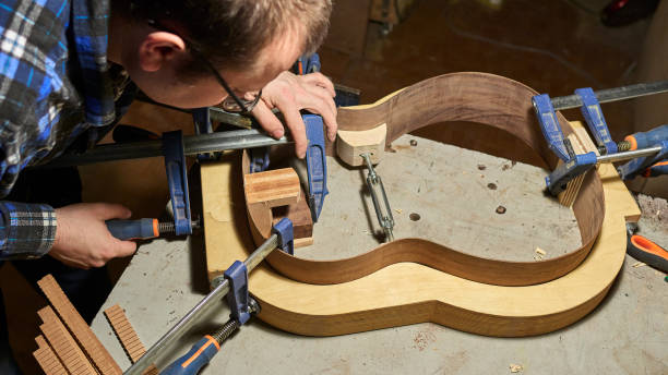 クラシック ギターを作るプロセス。付着した tailblock と neckblock のギター。 - adhering ストックフォトと画像