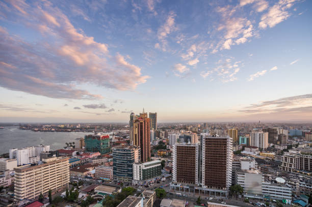 dar es salaam business district stadtbild high angle view mit küste - tanzania stock-fotos und bilder