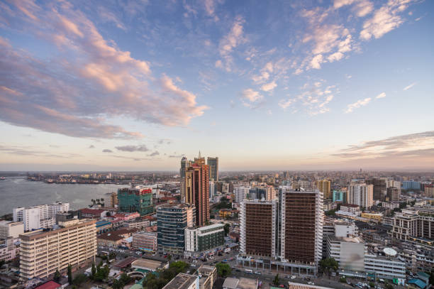 dar es salaam negocios distrito urbano alto ángulo vista con costa - tanzania fotografías e imágenes de stock