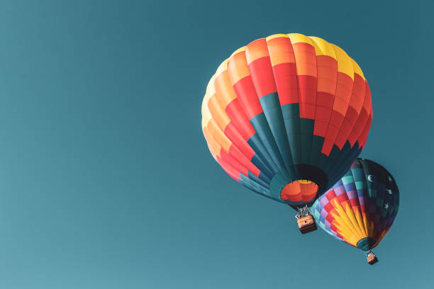 bunte heißluftballons fliegen in new york - hot air balloon stock-fotos und bilder