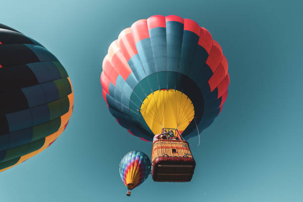 mongolfiera - empire state hot-air balloon festival 2018 - inflating balloon blowing air foto e immagini stock