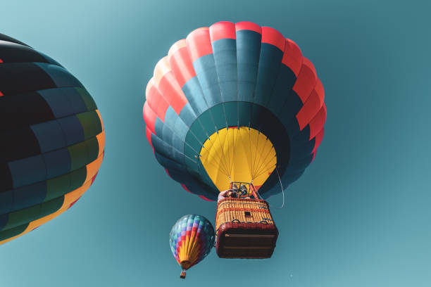 hot air balloon - empire state hot-air balloon festival 2018 - inflating balloon blowing air imagens e fotografias de stock