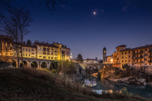 una noche en ivrea ponte vecchio puente viejo, piemonte, italia - florence italy italy bridge international landmark fotografías e imágenes de stock