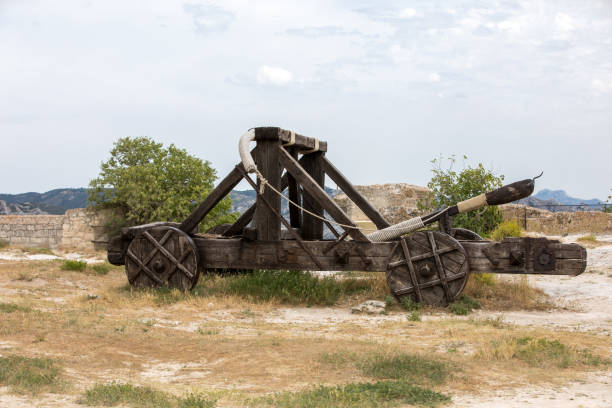 trabucco della fortezza les baux de provence, francia - slingshot weapon medieval siege foto e immagini stock