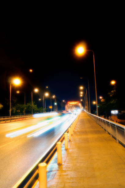 태국 방콕 시내에서 교량 사업 지구에서 자동차의 빛을 산책로 - asia asphalt bangkok blurred motion 뉴스 사진 이미지