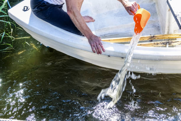 pomarańczowy plastikowy bailer ręczny - fishing nautical vessel small men zdjęcia i obrazy z banku zdjęć