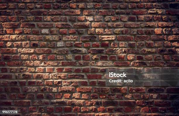 Ziegelwand Mit Lichtstrahlen Stockfoto und mehr Bilder von Ziegel - Ziegel, Ziegelmauer, Rustikal