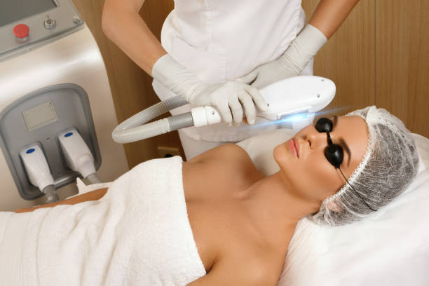 Beautiful woman in beauty salon during photo rejuvenation procedure Beautiful woman in professional  beauty salon during photo rejuvenation procedure nir stock pictures, royalty-free photos & images