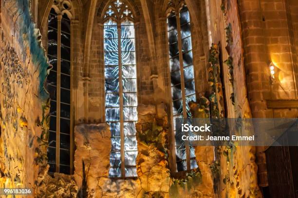 Mural Cerámico De Miquel Barceló En La Capilla Del Santísimo En La Catedral De Santa María De Palma También Conocida Como La Seu Foto de stock y más banco de imágenes de Abstracto