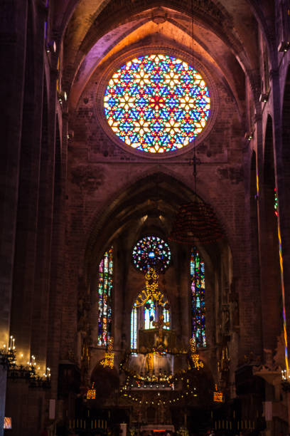interior da catedral de santa maria de palma, também conhecido como la seu. palma de maiorca, espanha - rose window - fotografias e filmes do acervo