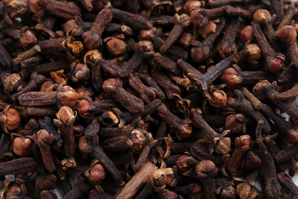 istock Pile of dry cloves background 996191080