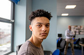 teenager-jungen-in-der-klasse-sitzen.jpg