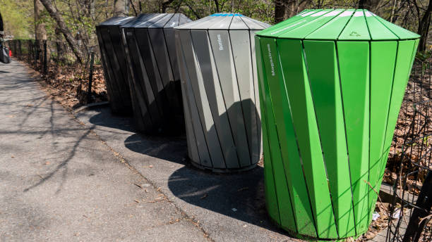 красочные мусорные баки для переработки - blue recyle bin стоковые фото и изображения