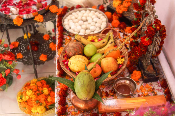 puja hindou, offrant aux dieux. encens, fruits, gâteaux, pétales de roses, fleurs de souci, statues des dieux. traditionnel indien, autel, religion, vacances, navratri, nature morte. - goddess indian culture statue god photos et images de collection