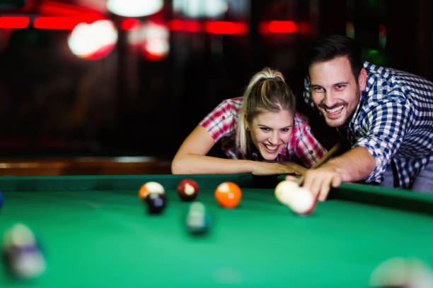 junges paar spielen snooker zusammen in bar - poolbillard billard fotos stock-fotos und bilder