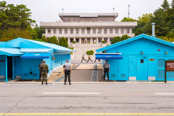 марш северокорейских солдат на границе с кореей - panmunjom стоковые фото и изображения
