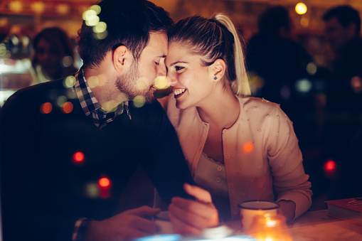 Pareja romántica dating en pub por la noche photo