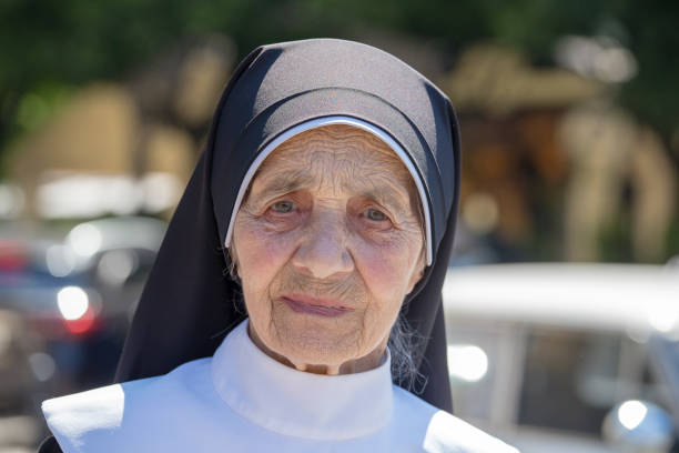 porträt alte nonne in schwarzen und weißen kleidern auf der straße im zentrum stadt lemberg, ukraine. nahaufnahme - nun stock-fotos und bilder