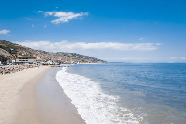 красивый чистый пляж в малибу с волнами, прикомив к береговой линии - horizon over water malibu california usa стоковые фото и изображения
