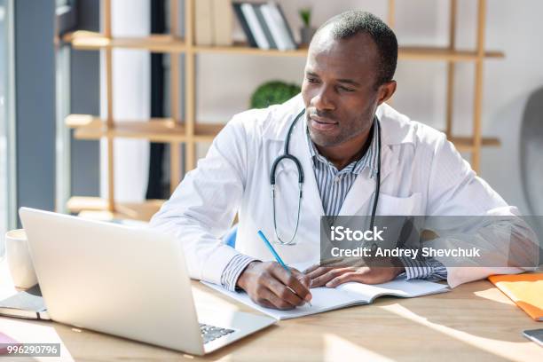 Straniero Concentrato Che Prepara Il Suo Lavoro Scientifico - Fotografie stock e altre immagini di Medico