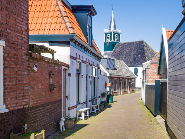 деревня oudeschild на острове тексель в нидерландах - oudeschild стоковые фото и изображения
