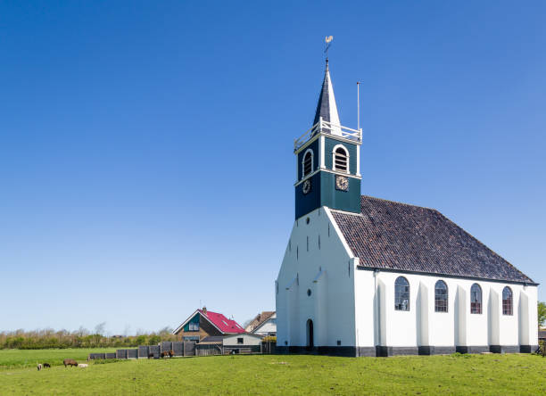 старая деревенская церковь oudeschild на острове тексель в нидерландах - oudeschild стоковые фото и изображения